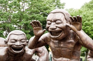 Matthew Grapengieser - Amazing Laughter sculpture by Yue Minjun